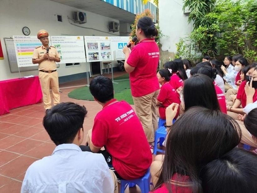 Học sinh Trường THPT Tô Hiến Thành (quận Hà Đông) tham gia hoạt động đầu năm học. Ảnh: Hà Nội mới