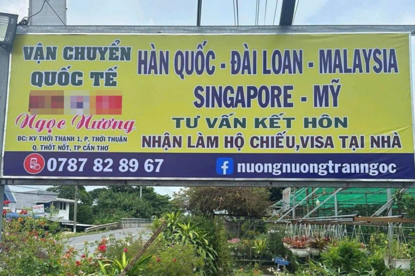 Trần Thị Ngọc Nương tự mở bảng hiệu kinh doanh. Ảnh: Lao Động