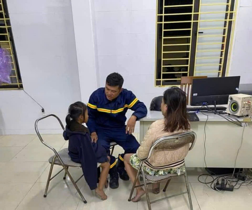 Hai mẹ con người phụ nữ được người dân và lực lượng công an kịp thời trấn an tâm lý, động viên từ bỏ ý định nhảy cầu Khuể tự tử. Ảnh: Giao Thông