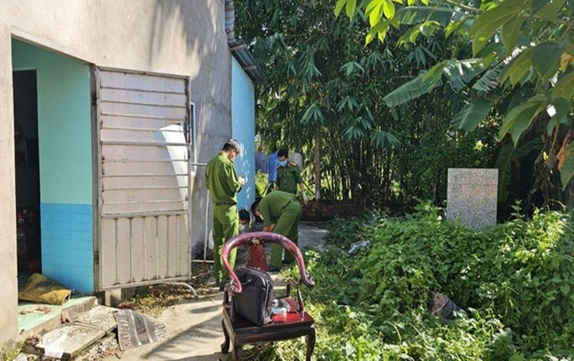 Công an thu giữ tại hiện trường 1 con dao, 2 vật hình trụ nghi là súng (dạng bút).