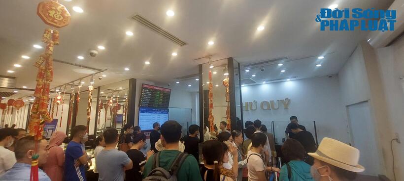 Người dân xếp hàng chờ mua vàng tại cửa hàng Phú Quý cơ sở Trần Nhân Tông (Hà Nội). Hình ảnh ghi nhận vào ngày 12/10/2024.