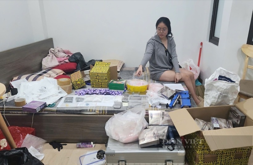 Đối tượng Đinh Thúy Nga cùng nhiều tang vật trong vụ án. (Ảnh: Dân Việt)