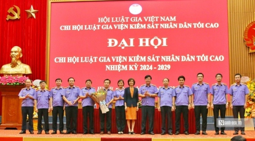 Bà Lê Thị Kim Thanh tặng hoa chúc mừng BCH chi Hội Luật gia VKSND Tối cao khóa mới.