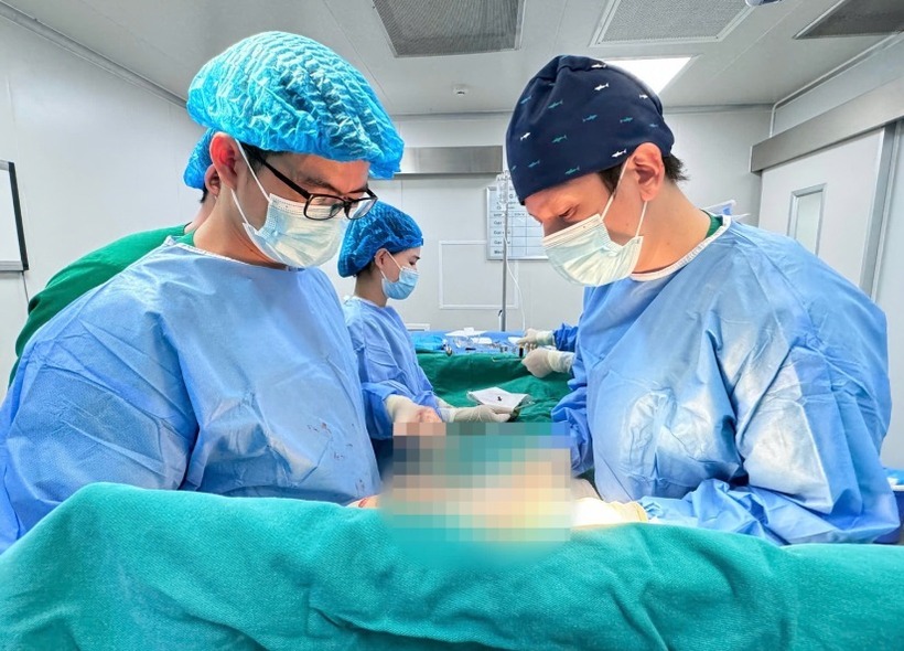 Ê-kíp đã nhanh chóng tiến hành phẫu thuật xử lý và kết hợp hút tạo hình thành bụng, cắt toàn bộ da mỡ bụng dưới. Ảnh minh họa