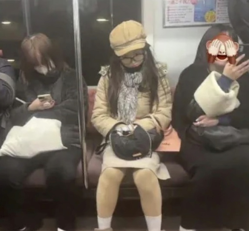 Một người đàn ông hóa trang thành phụ nữ đang ngồi giữa các phụ nữ gây hoang mang. Ảnh: QQ.com