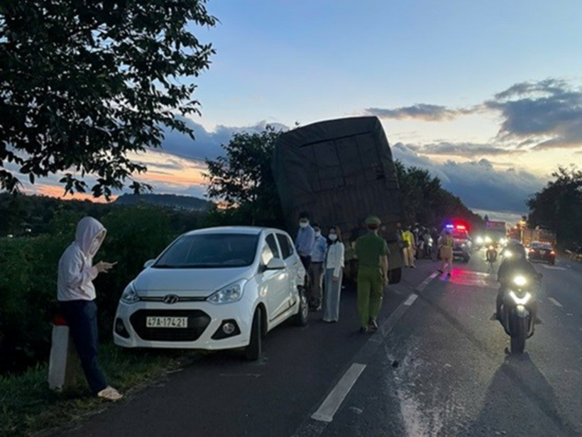 Vụ tai nạn giao thông liên hoàn giữa 4 ô tô, làm ách tắc giao thông trong thời gian ngắn
