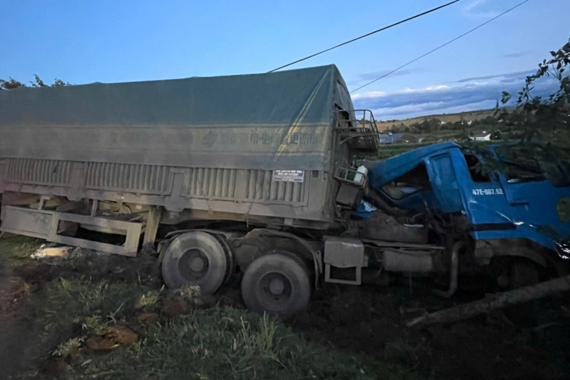 Xe đầu kéo do tài xế Phạm Văn Dương điều khiển lao xuống lề đường.