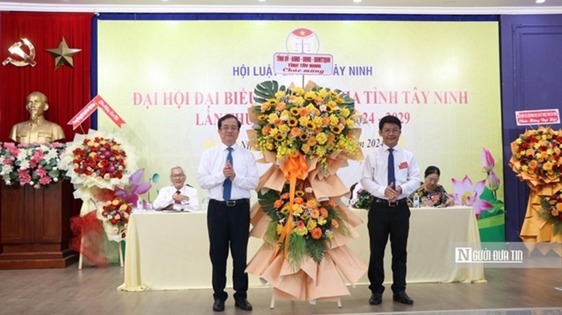 Ông Nguyễn Hồng Thanh, Ủy viên Ban thường vụ, Phó Chủ tịch UBND tỉnh Tây Ninh tặng hoa chúc mừng đại hội