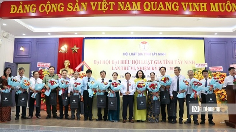 Ông Mai Văn Hải, tân Chủ tịch Hội Luật gia tỉnh Tây Ninh tặng hoa cho các đồng chí thôi giữ chức vụ tại nhiệm kỳ 2019-2024.