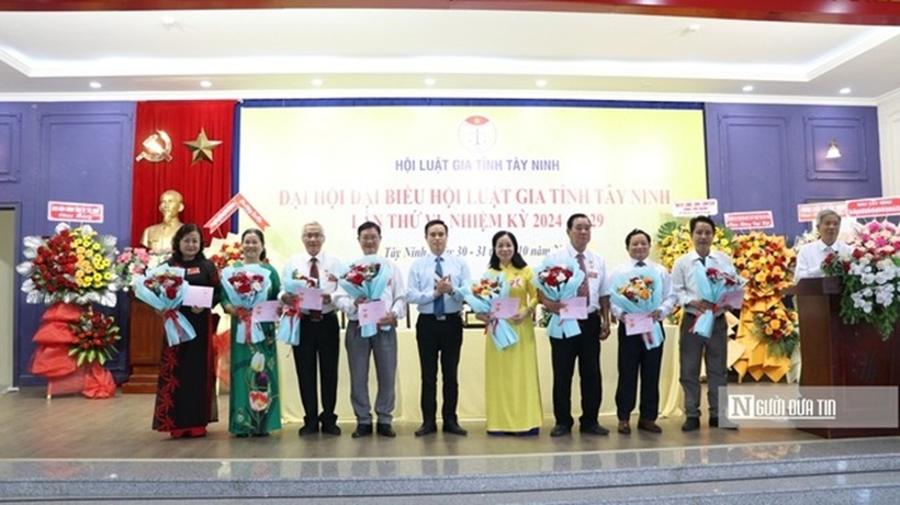 Ông Trần Đức Long, Phó Chủ tịch Hội Luật gia Việt Nam tặng kỷ niệm chương cho các luật gia có thành tích cao trong nhiệm kỳ 2019-2024.