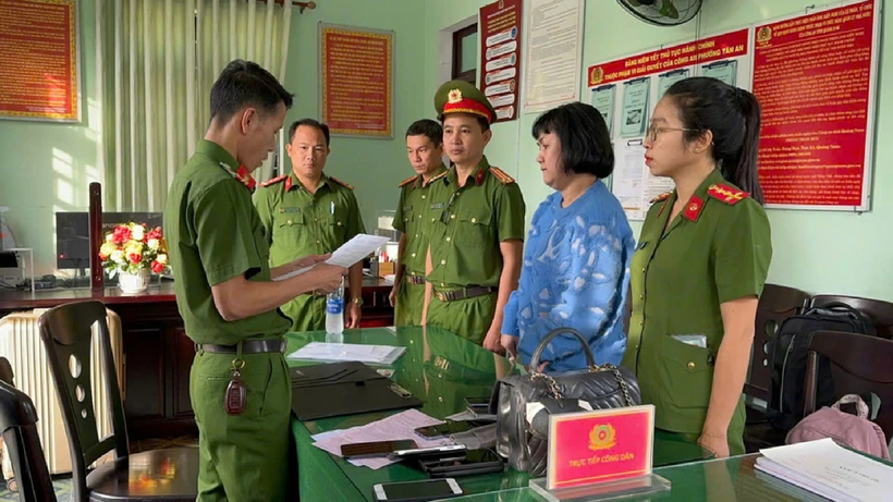 Cơ quan cảnh sát điều tra đọc quyết định khởi tố, bắt tạm giam bà Hoàng Thị Kim Châu, nguyên tổng giám đốc Công ty cổ phần Bách Đạt An. Ảnh: Người lao động