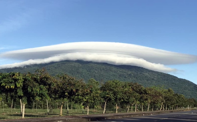 Theo Hội Thiên văn Hà Nội (HAS), hiện tượng trên thực chất là mây dạng thấu kính (Lenticular clouds). Đây là những đám mây đứng yên, có hình dạng tương tự thấu kính, hình thành ở những dãy núi cao. Thông thường mây thấu kính được tạo nên theo hướng song song với hướng gió, tách thành ba loại gồm Altocumulus, Stratocumulus và Cirrocumulus (lần lượt là mây trung tích, tầng tích và ti tích) tùy vào điều kiện thời tiết, địa hình.