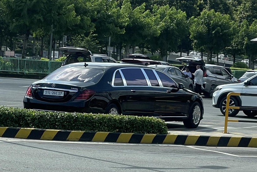 Phiên bản Pullman trên dòng xe siêu sang Mercedes-Maybach S-Class thường dành cho các nhà tài phiệt hoặc nguyên thủ quốc gia. Mẫu xe này từng được rất nhiều nguyên thủ quốc gia ưa chuộng như Tổng thống Nga Putin, Chủ tịch Triều Tiên Kim Jong-un, Tổng thống Ấn Độ,... Mercedes-Maybach S600 Pullman thuộc "hàng hiếm" tại Việt Nam.