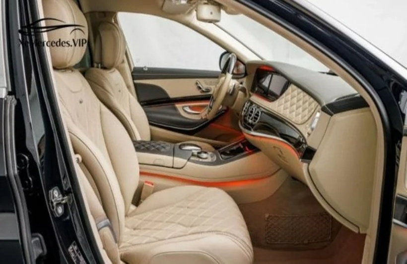 Mercedes-Maybach S600 Pullman có chiều dài tổng thể lên đến 6,5m và chiều dài cơ sở đạt 4,42m. Không gian nội thất bên trong bố trí vách ngăn, đảm bảo riêng tư với các tiện nghi như: ghế massage, thông hơi, bàn làm việc, tủ lạnh mini, màn hình giải trí 18,5 inch, rèm che nắng chỉnh điện,... Khoang hành khách phía sau được bố trí 4 ghế đối diện nhau, cho người ngồi dễ dàng trò chuyện.