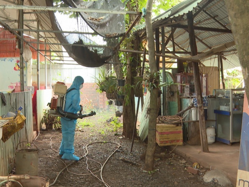 Ngành y tế Bình Phước cũng khuyến cáo người dân thực hiện phòng, chống bệnh tại nhà, thường xuyên phát quang bụi rậm... Ảnh: Báo Công an Nhân dân.