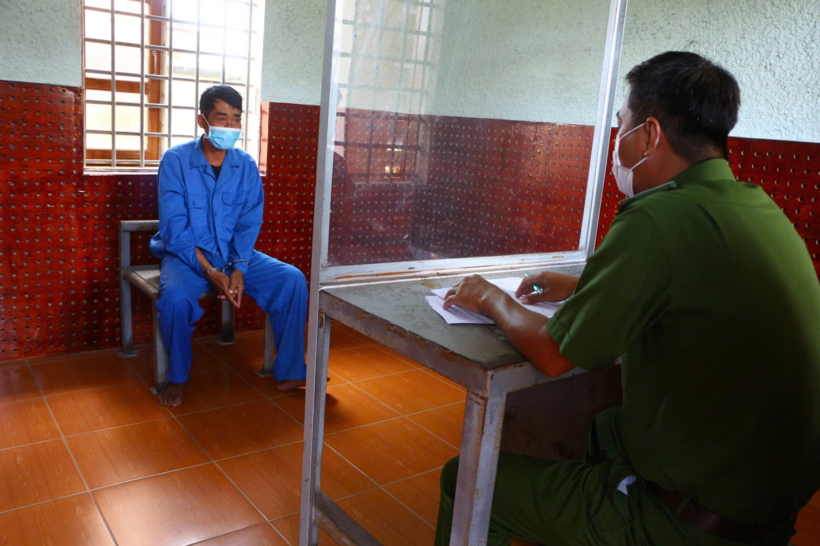 Công an làm việc với Nguyễn Hoàng Minh. Ảnh: Dân Trí