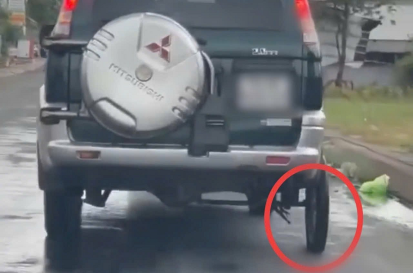 Ô tô tự chế gắn bánh xe máy chạy trên đường. Ảnh: Công Lý