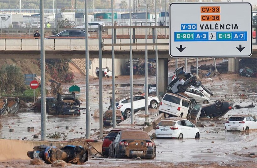 Cảnh tượng tại một con phố sau trận lũ lụt ở Aldaya, Valencia của Tây Ban Nha hôm 30/10. Ảnh: Reuters