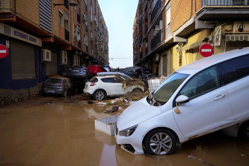 Ô tô bị cuốn trôi chồng lên nhau trên phố sau lũ quét tại Valencia, Tây Ban Nha ngày 30/10/2024. Ảnh: THX