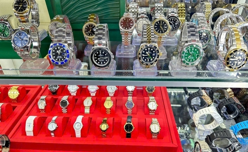 Hàng trăm đồng hồ có dấu hiệu giả mạo nhãn hiệu Rolex, Cartier, Chanel, Patek Philippe, Burberry... bị phát hiện tại chợ Bến Thành. Ảnh: Dân Trí