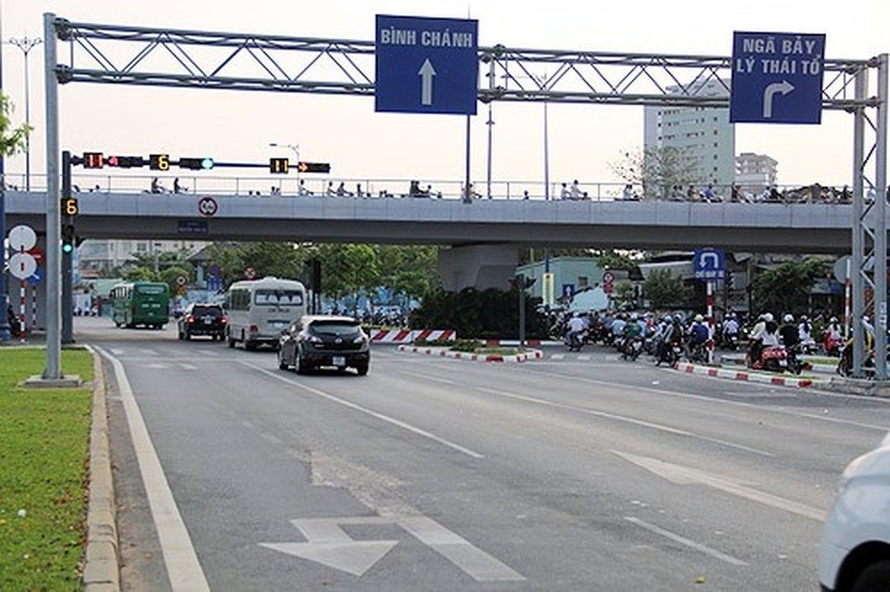 Mũi tên trên mặt đường kết hợp cả đi thẳng và rẽ trái hoặc quay đầu, nhưng lại có đèn tín hiệu dành riêng cho phương tiện rẽ trái, khiến nhiều người lúng túng. (Ảnh minh họa: Tiền Phong)