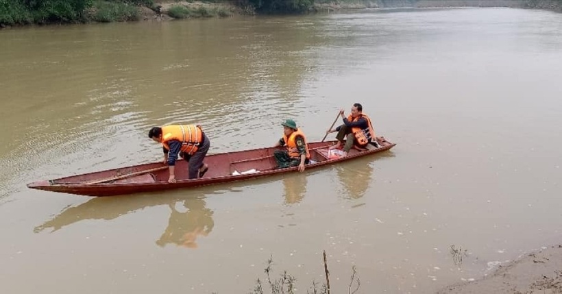 Lực lượng chức năng nỗ lực tìm kiếm nạn nhân mất trích trên sông Nậm Mô. Ảnh: Người đưa tin