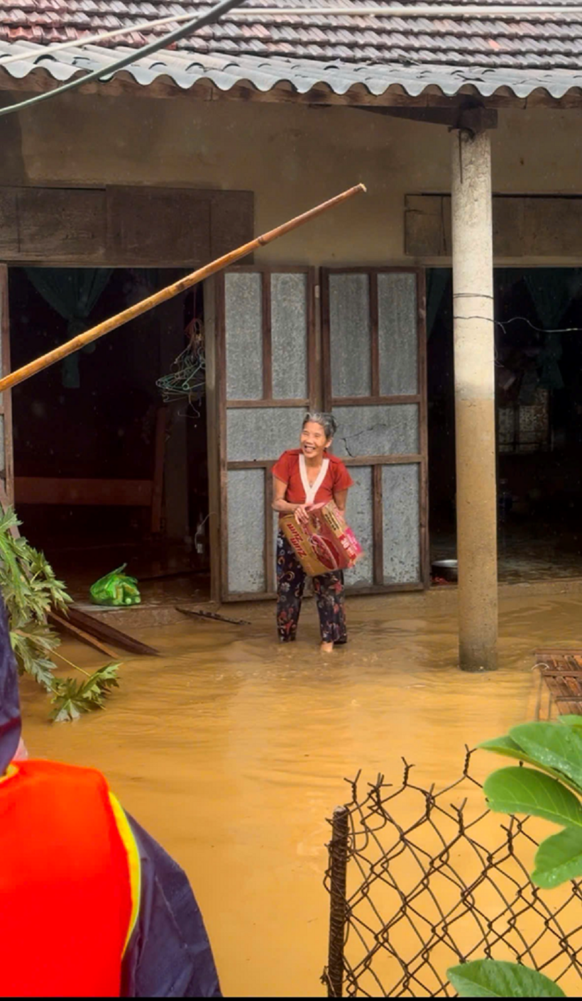 Lệ Thuỷ, Quảng Bình lũ lớn và chuyến xe thiện nguyện mang tên Đặng Thiên Hương hướng về miền Trung - 4