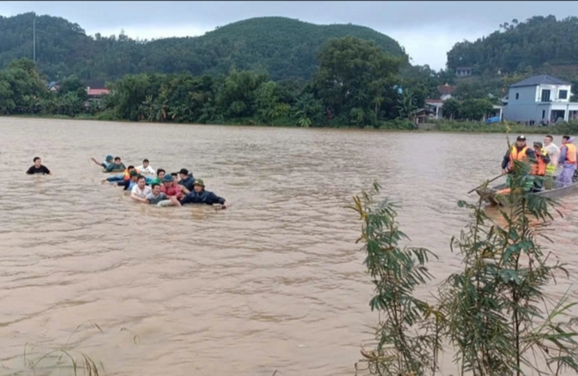 Lực lượng chức năng tìm thấy thi thể nạn nhân sau 1 đêm mất tích. Ảnh: Thanh Niên