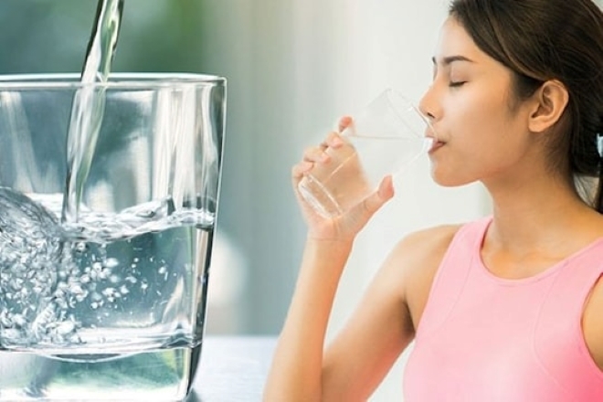 Cung cấp đủ nước cho cơ thể ngay khi thức dậy đem lại nhiều lợi ích sức khỏe.
