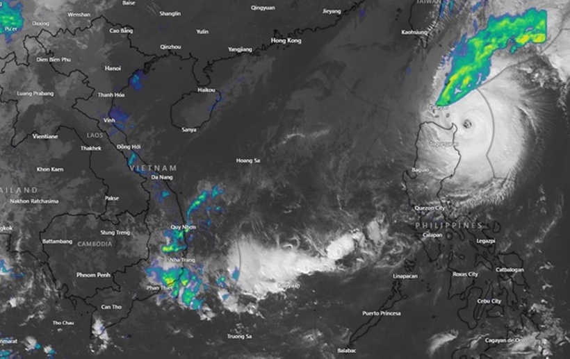 Mắt bão Yinxing đã rõ rệt khi áp sát Biển Đông. (Ảnh: Windy)