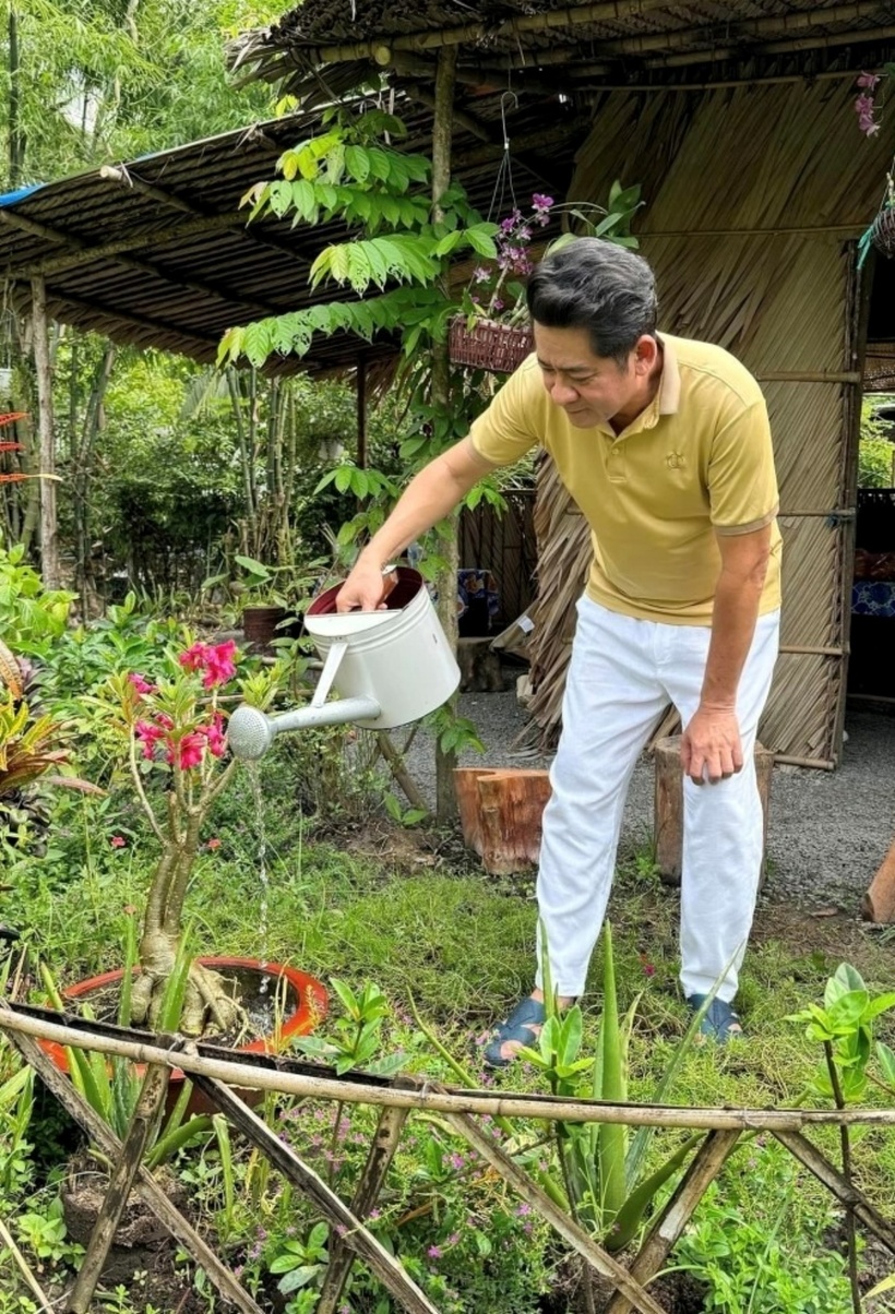 Hơn 30 năm làm nghề, anh sở hữu “gia tài” phim ảnh “khủng” với khoảng 200 vai diễn, nổi tiếng nhất phải kể đến Biển Động, Hương Phù Sa, Công Tử Bạc Liêu, Nữ Trinh Sát Đặc Nhiệm, Những Đứa Con Trong Thành Phố...