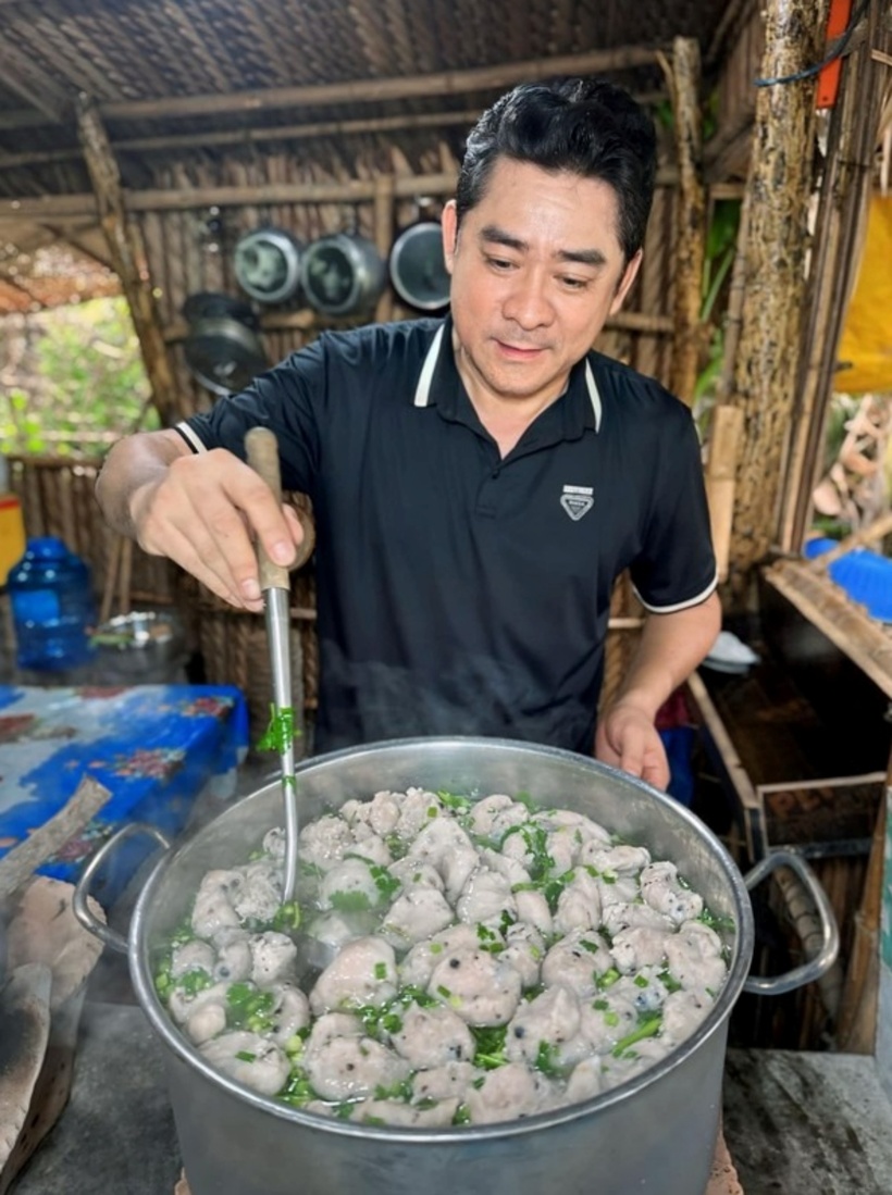 Thường ngày, nếu không bận làm phim thì anh sẽ dành phần lớn thời gian để trồng trọt, nấu nướng, tự tạo niềm vui trong căn nhà chòi giản dị. "Một ngày ở quê thật dung dị. Tôi thường dậy lúc 5h tập thể dục, tưới cây và ăn sáng, sau đó pha ấm trà nóng ngồi thưởng thức", Huỳnh Anh Tuấn chia sẻ.