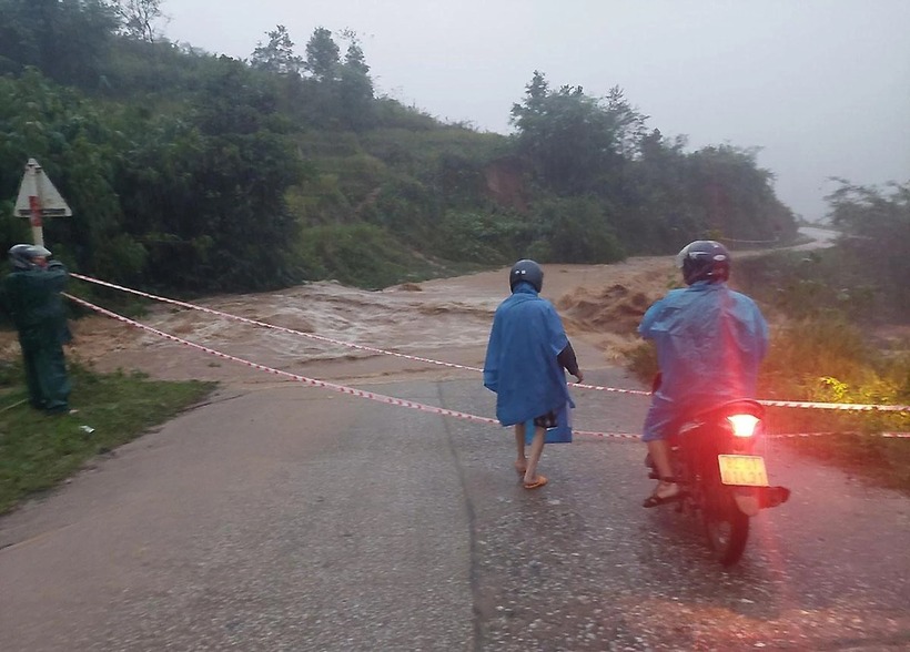 Mưa do siêu bão Noru vào ngày 27/9/2022, khiến huyện Tu Mơ Rông, tỉnh Kon Tum bị sạt lở, chia cắt. (Ảnh: Báo Nhân dân)