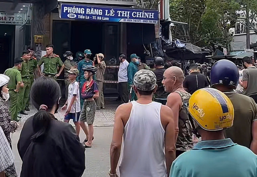 Người dân tập trung tại nơi xảy ra vụ việc. Ảnh: Tiền Phong