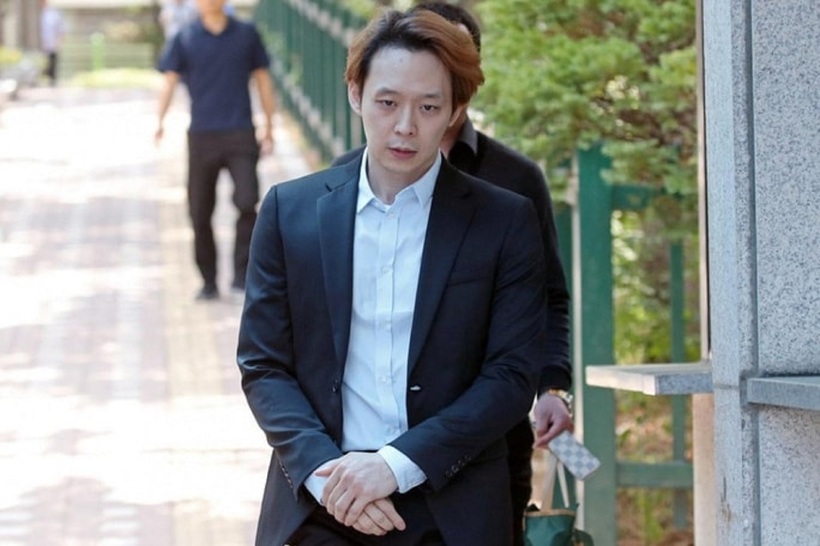 Park Yoo Chun bị tố "ăn cháo đá bát".
