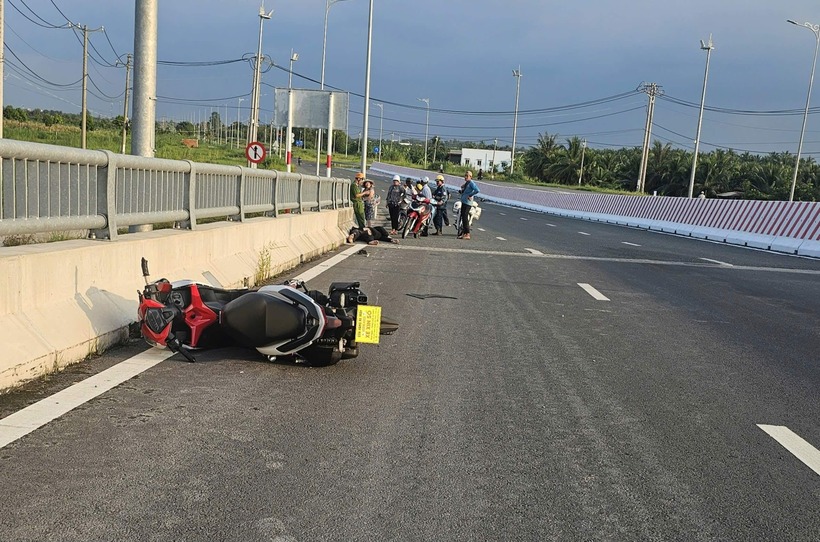Hiện trường vụ tai nạn giao thông khiến thanh niên tử vong tại chỗ. (Ảnh: Giao thông)