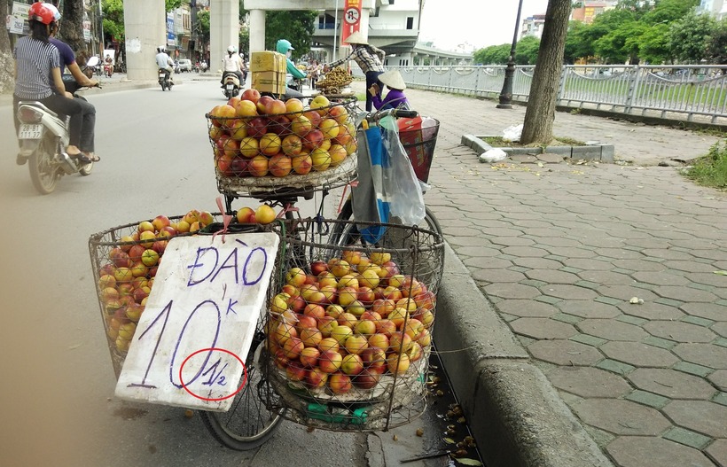 Trái cây ven đường thường hấp dẫn người mua bởi giá rẻ và vẻ ngoài thơm ngon, khiến ai cũng muốn mua về thưởng thức. Ảnh minh họa