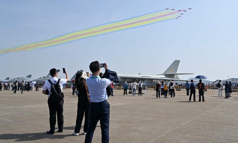 Biên đội tiêm kích J-10 Trung Quốc bay trình diễn theo đội hình và phun khói màu tại ngày khai mạc triển lãm. Ảnh:Reuters