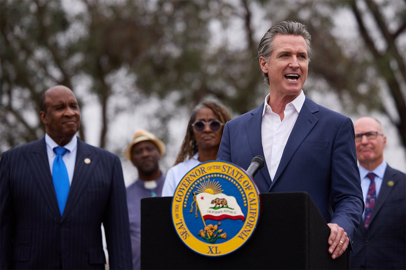 Thống đốc California Gavin Newsom.  Ảnh: EPA.