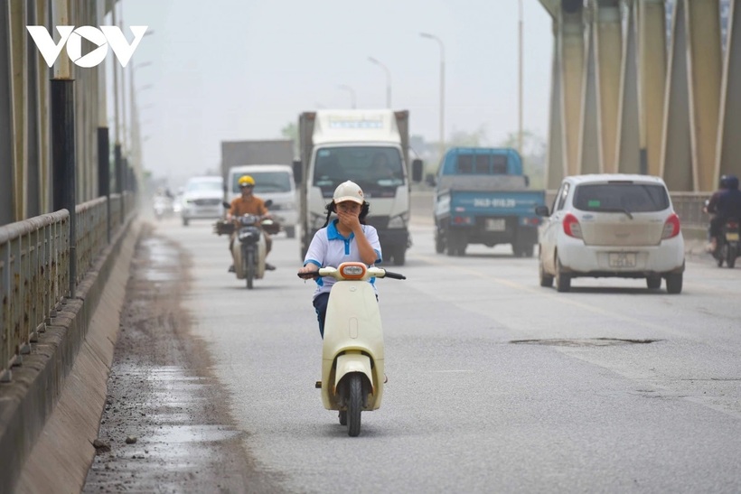 Sau 20 năm đưa vào sử dụng, cầu Hồ hiện đã xuống cấp. Ảnh: VOV