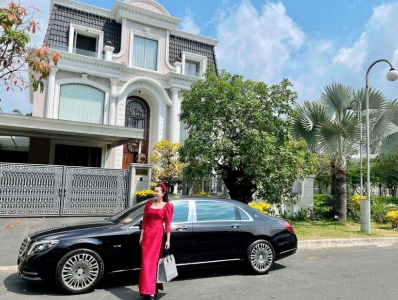 Cơ ngơi của cặp đôi khiến mọi người choáng ngợp bởi sự nguy nga và hoành tráng. Biệt thự có gam màu chủ đạo là màu trắng, thiết kế theo kiểu cổ điển.