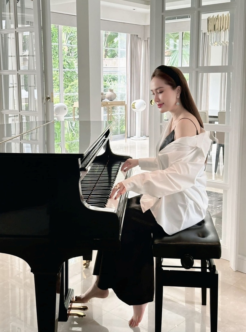 "Tôi không ngờ từ một cô gái không biết gì về bếp núc, nhà cửa, sau khi kết hôn lại có thể nấu ăn và chăm sóc nhà cửa giỏi đến vậy! Tôi còn tự tay trồng được cả vườn rau không thiếu loại nào", nữ ca sĩ từng chia sẻ.