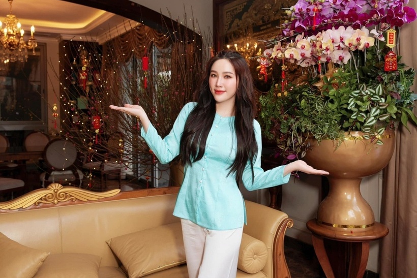 Bên trong biệt thự vô cùng rộng rãi, được trang trí bằng nội thất sang trọng và bắt mắt. Trong cơ ngơi xa hoa này, "Công chúa bong bóng" có riêng một phòng chứa những món đồ hàng hiệu đắt đỏ.