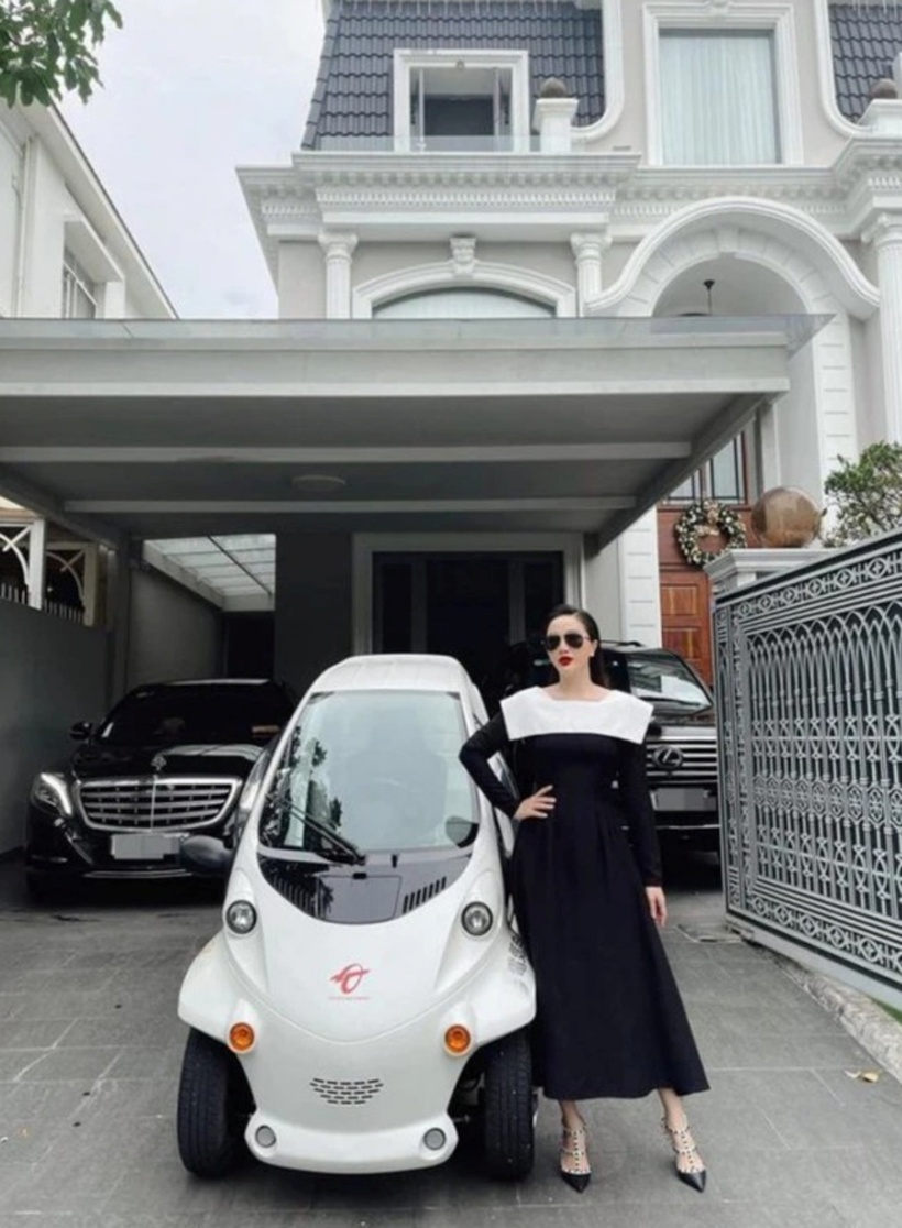 Khuôn viên biệt thự có khoảng sân rộng, thoải mái để xe.