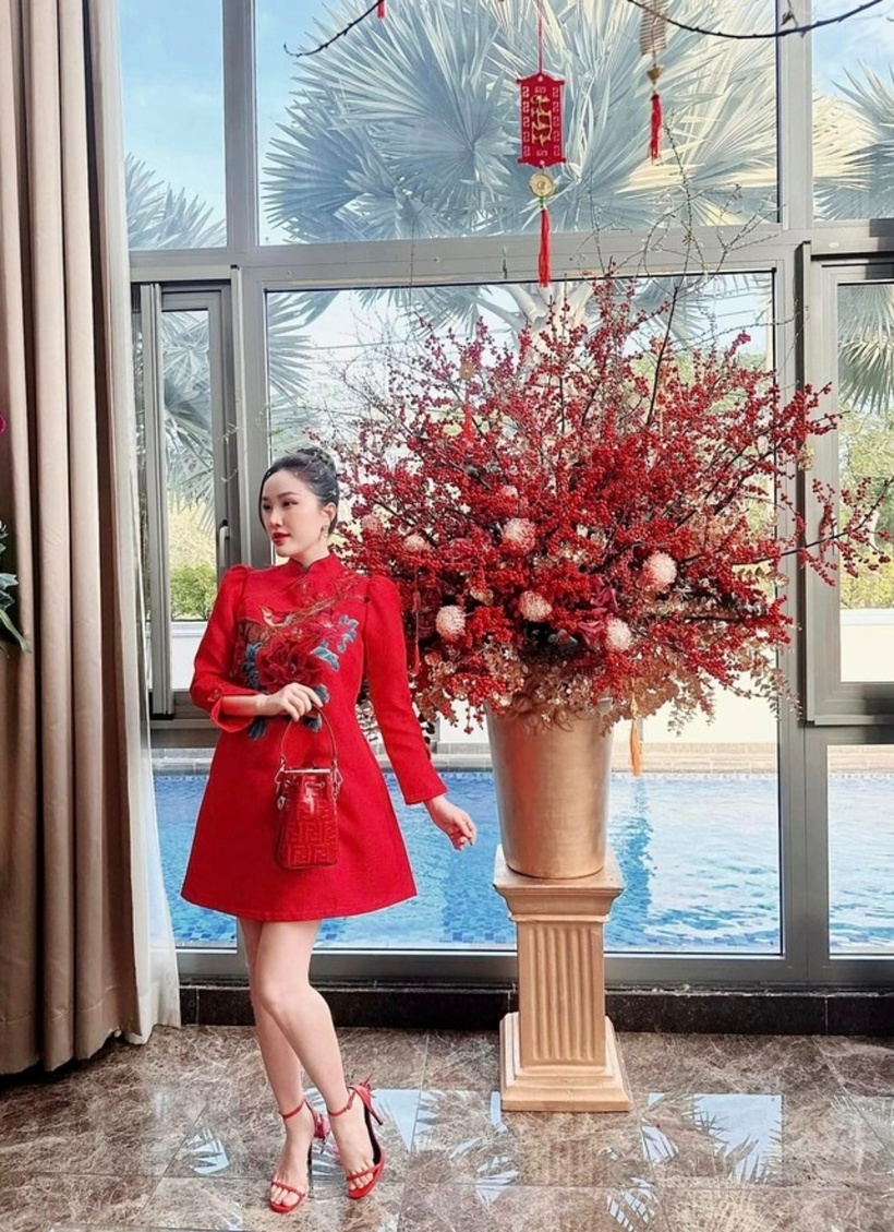 Ngoài ra, biệt thự còn có bể bơi cỡ lớn để phục vụ cho việc nghỉ ngơi và thư giãn của gia đình. Do Bảo Thy không thích mùi clo trong hồ bơi nên chồng cô đã thay thế bằng nước biển.