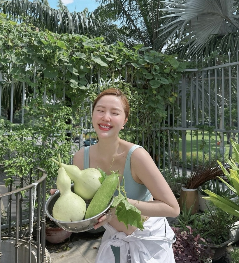 Bảo Thy và chồng tận dụng đất trống để trồng rau xanh và cây ăn quả. Ở tầng 2 của căn biệt thự, Bảo Thy cũng thiết kế một khu vườn nhỏ trồng rau.