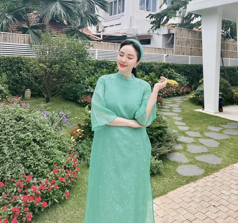 Được biết, Bảo Thy tưới rau bằng nước sạch và không dùng phân bón hóa học. Nữ ca sĩ tự tay chăm sóc khu vườn nhỏ mỗi khi rảnh rỗi.