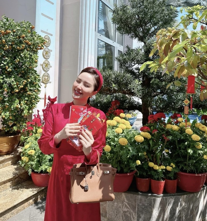 Biệt thự cũng có các loại hoa đủ màu sắc, kết hợp với cây xanh, tạo cảm giác trong lành và thoáng đãng.