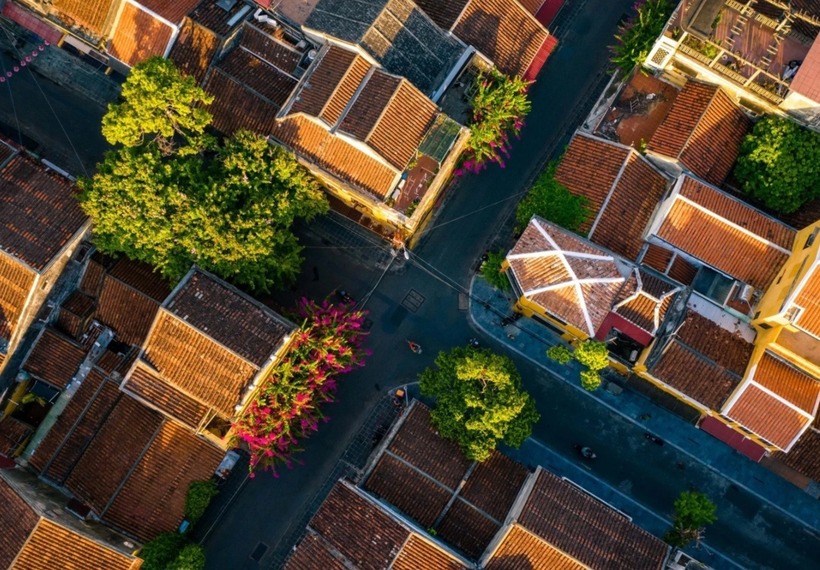 Đường Trần Phú là con đường trung tâm của phố cổ, nơi tập trung nhiều di sản kiến trúc, văn hóa và lịch sử có giá trị.