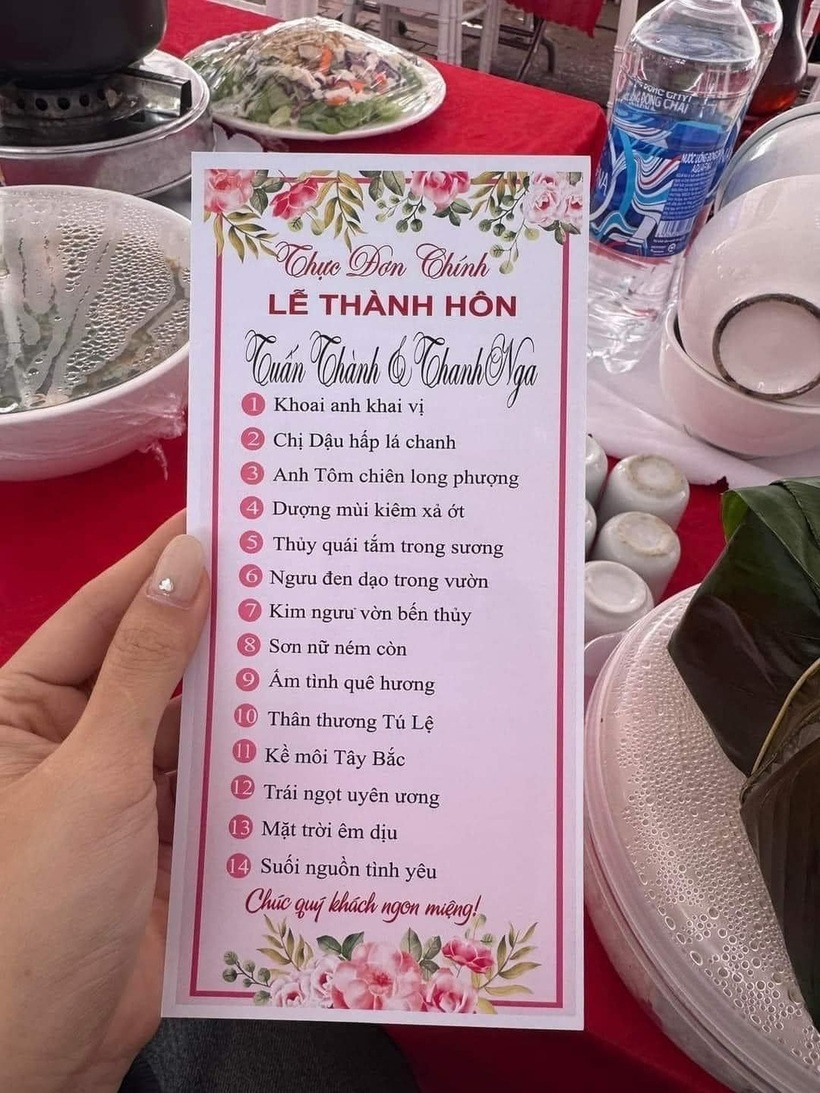 Hình ảnh tờ thực đơn tiệc cưới với tên các món ăn độc đáo và lạ lùng. Ảnh: Báo Dân trí.